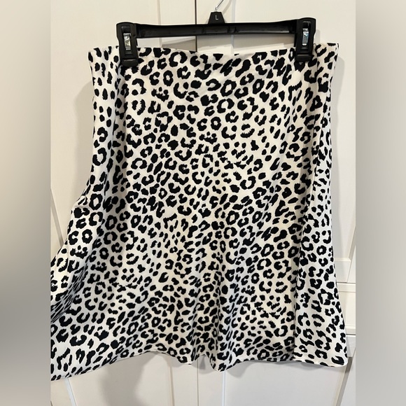Flowy chiffon leopard print skirt. - Picture 4 of 4